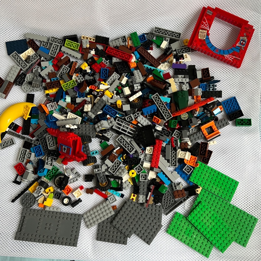 1 kilo of Assorted Lego Pieces in Bright Yellow Lego Box